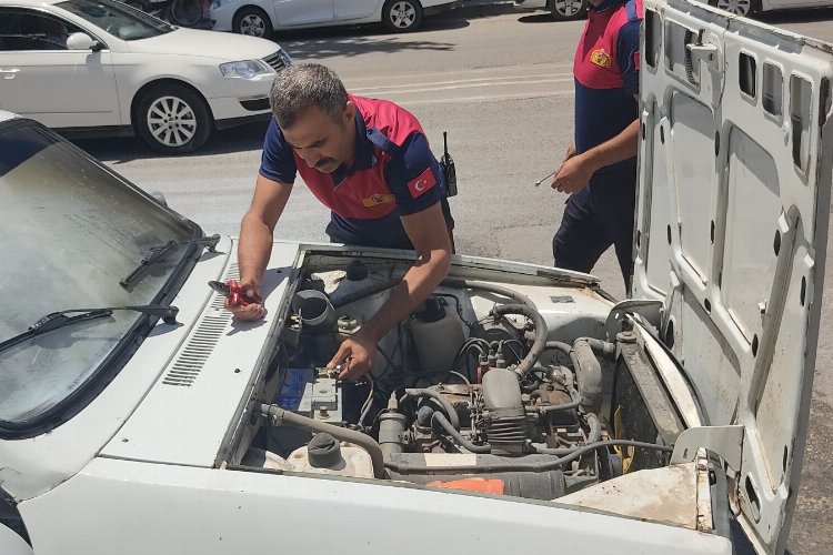 Adıyaman'da park halinde otomobil alev aldı