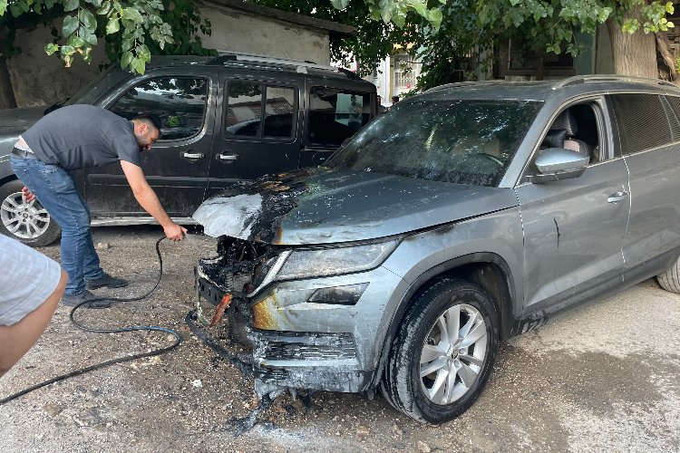 Adıyaman'da park halindeki lüks otomobil alev alev yandı