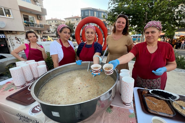 Aşure kazanları İzmir Narlıdere'de kaynadı