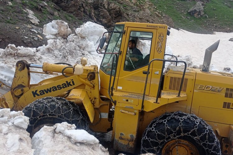 Batman Sason'da kardan kapanan son köy yolu ulaşıma açıldı