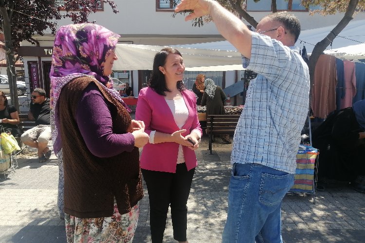 Bilecik Pazaryeri'nde Başkan Tekin vatandaşı sahada dinliyor