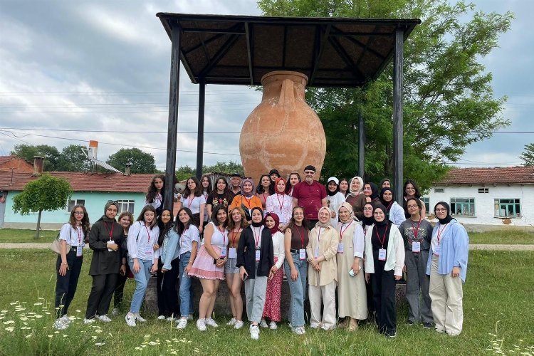 Bilecik Pazaryeri'nde Türkiye’nin en büyük küpü ziyaretçi çekiyor