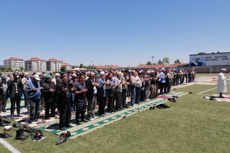 Bilecik Pazaryeri'nde vatandaşlar yağmur ve şükür duası için stadyumda buluştu