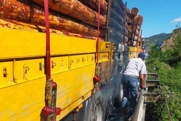 Bilecik'te tomruk yüklü tırda yangın ucuz atlatıldı