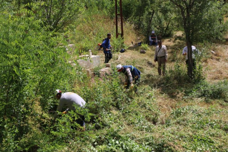 Bitlis’te bayram öncesi mezarlıklara bakım