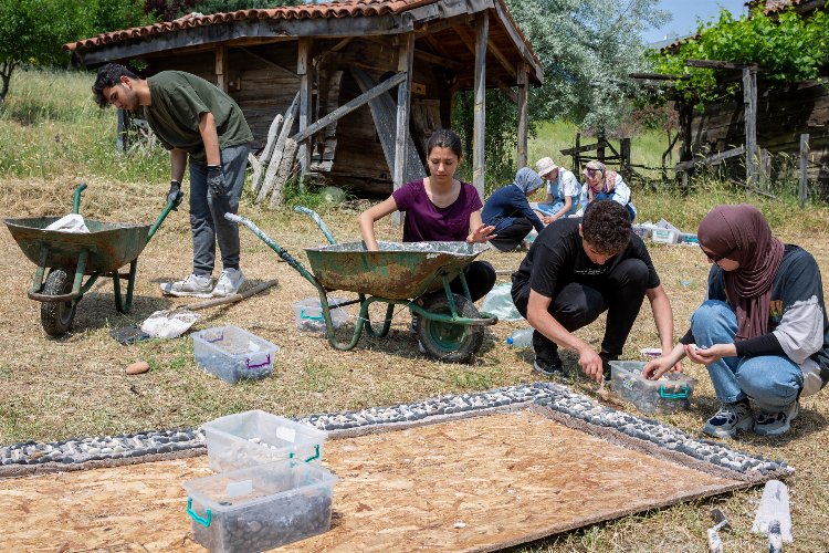 Bursa'da arkeoloji meraklıları mozaik yapımını deneyimliyor