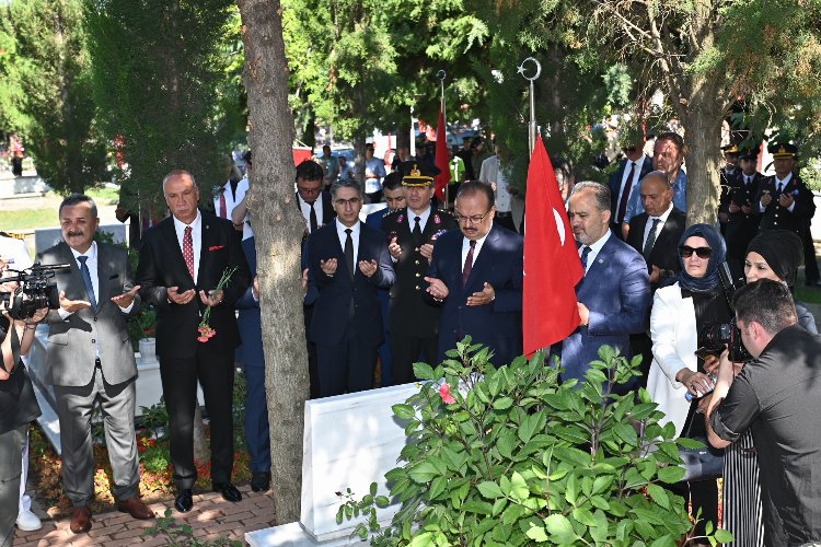 Bursa'da şehitlikte duygusal anma