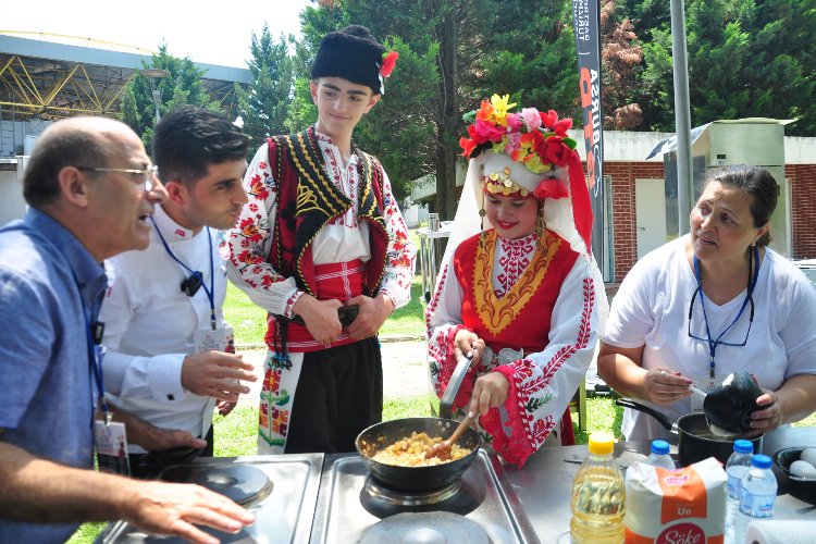 Bursa'da uluslararası dansçılardan mutfak hüneri