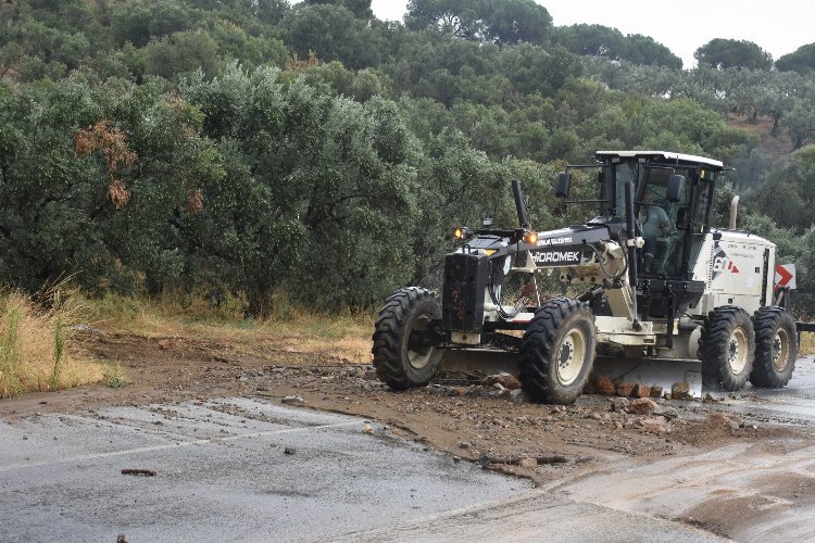 Bursa Gemlik'te yağıştan kapanan yola anında müdahale