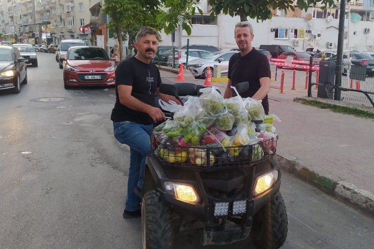 Bursa Mudanya'da Muhtar Şaş’tan çocuklara meyve servisi