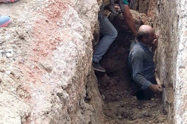 Bursa Mudanya'da toprak altında kalan işçi kurtarıldı