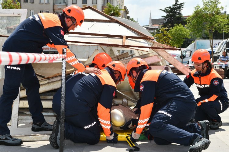 Bursa Mustafakemalpaşa'da gerçeği aratmayan tatbikat