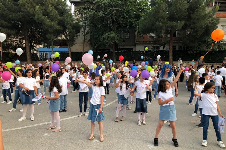 Bursa Yıldırım'da ilkokul öğrencilerinden balonlu mezuniyet