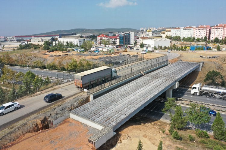 Çayırova Turgut Özal Köprüsü'nde kiriş montajı yapıldı