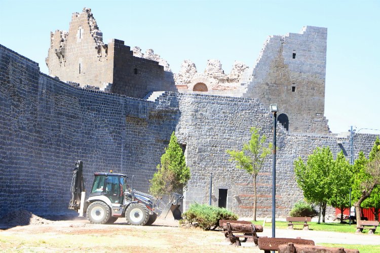 Diyarbakır'ın 'Surlarda Diriliş'i sürüyor... Benusen'de çevre düzenlemesi