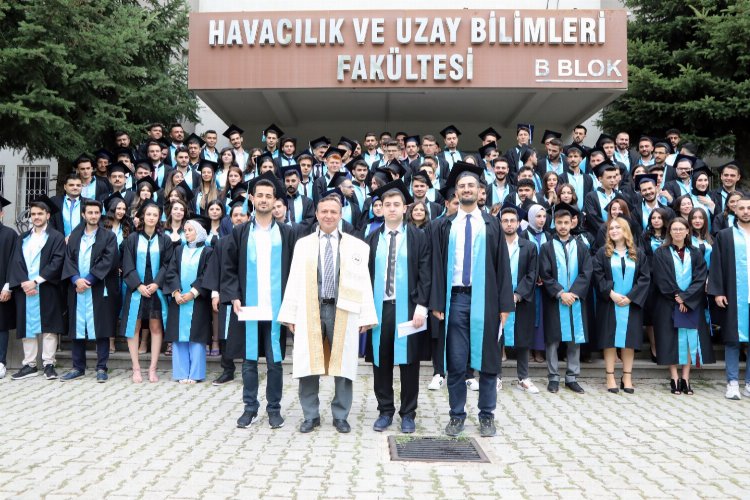 ERÜ Havacılık ve Uzay Bilimleri Fakültesi'nde mezuniyet heyecanı