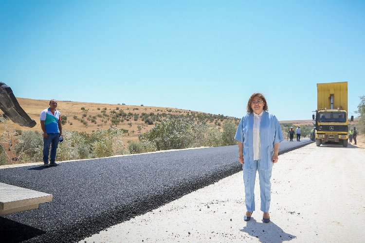 Gaziantep'te Geneyik-Deredüzü kırsalına sıcak asfalt