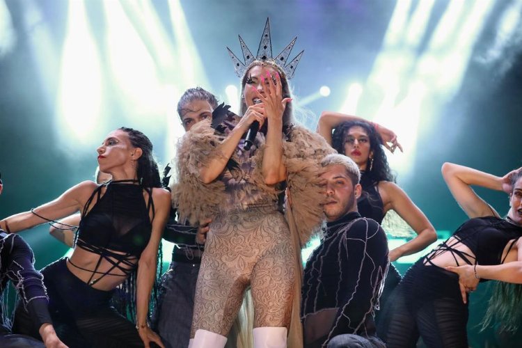 Hande Yener'den İzmir Aliağa'da muhteşem performans