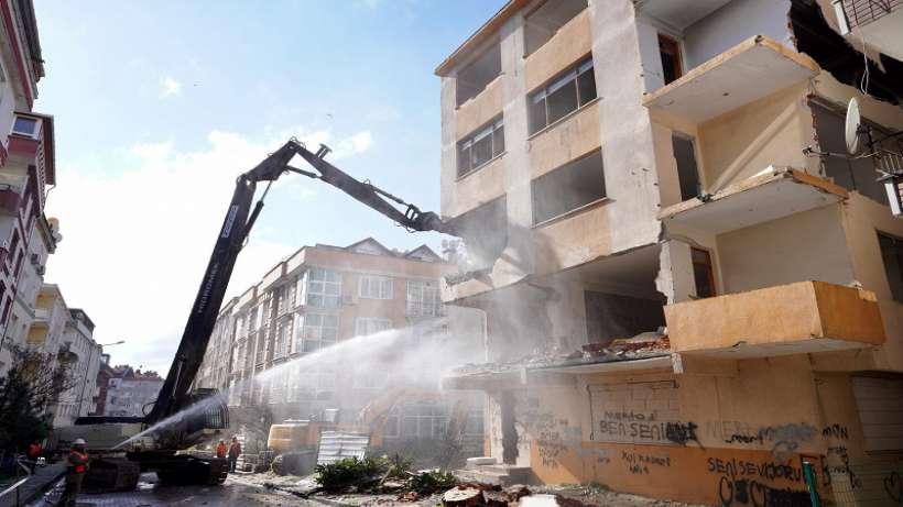 İBB YÜKSEK RİSKLİ BİNADA DÖNÜŞÜMÜ BAŞLATTI AVCILAR’DA ‘KENTSEL DÖNÜŞÜM’ YIKIMI