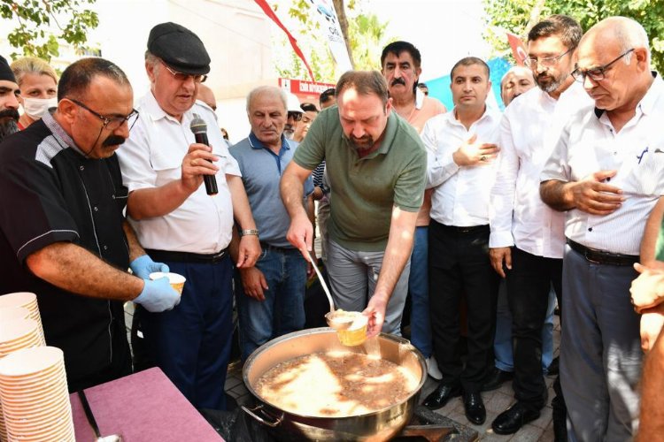 İzmir Çiğli'de aşure lokması ikramı