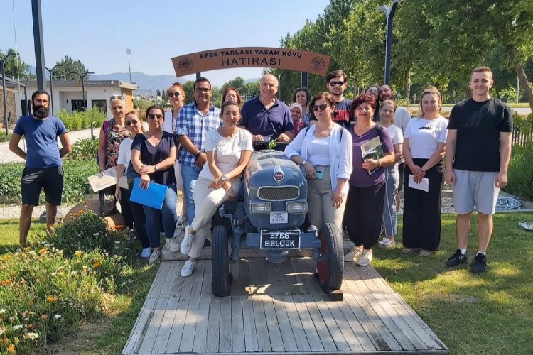 İzmir Efes Tarlası'nda tıbbi-aromatik üretimi eğitimi