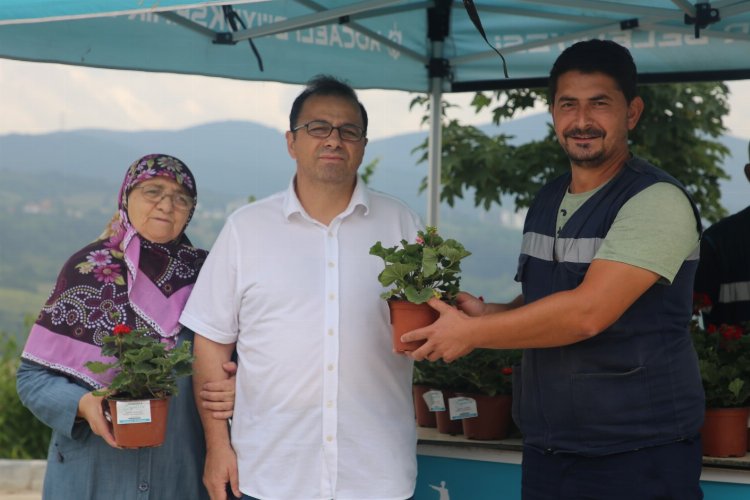 Kocaeli Büyükşehir mezarlıklarda çiçek dağıttı