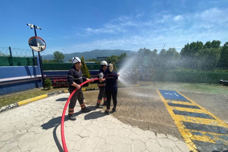 Kocaeli Büyükşehir İtfaiyesi acil durum ekiplerine uygulamalı eğitim verdi 