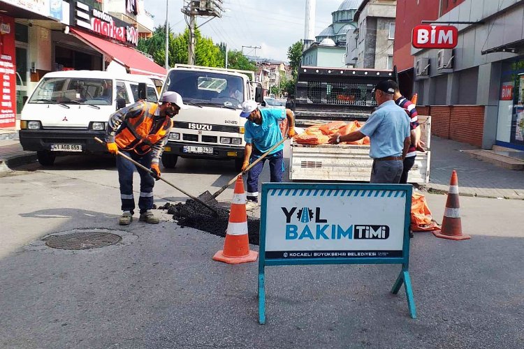 Kocaeli'de 'Yol Bakım Timi' bozuk yol ve kaldırım bırakmıyor