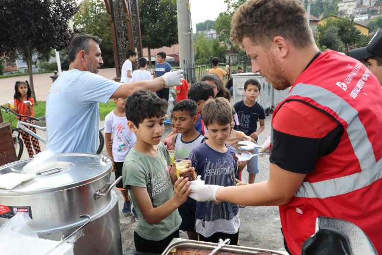 Kocaeli İzmit'te sokak oyunlarına lezzetli mola