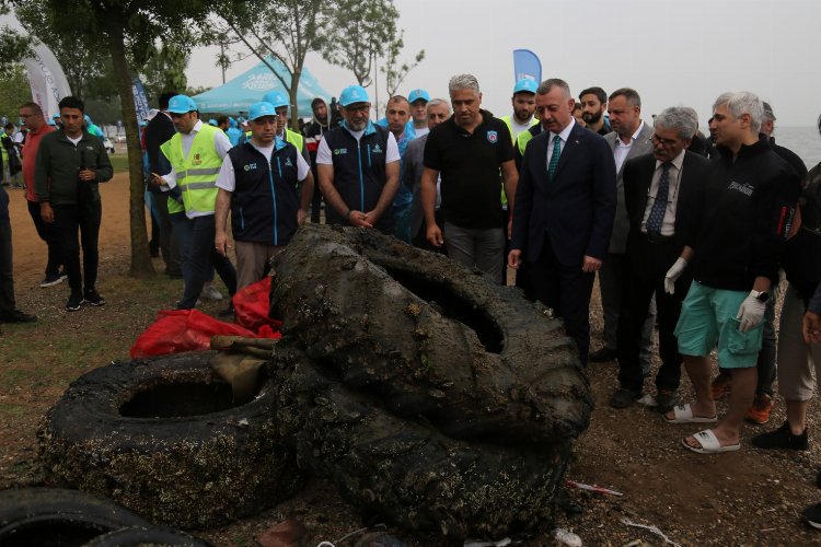 Kocaeli İzmit'te gönüllüler kıyıdan, dalgıçlar su altında temizledi