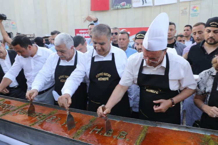 Künefenin hası.. Hatay'da 83. yıla özel 83 metrelik künefe