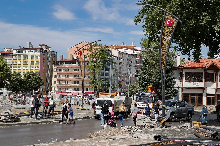 Kütahya Zafer Meydanı'nda aydınlatma montajı başladı