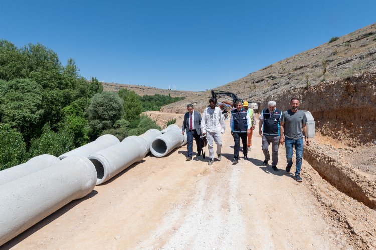 Malatya'da kayanın içinden boru geçiriliyor