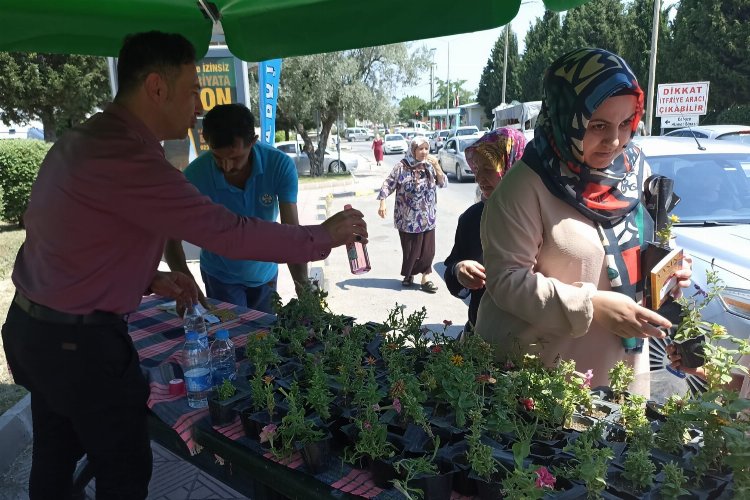 Manisa'da kabir ziyaretlerinde gül suyu ile karşılama