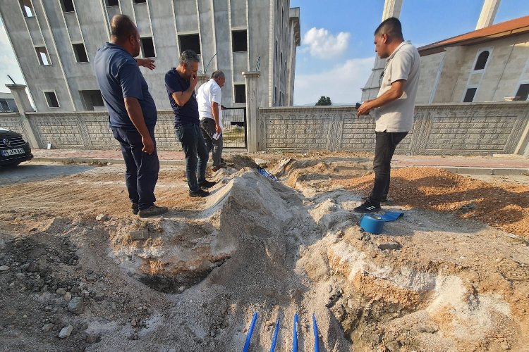 Manisa Yunusemre'de içme suyu hattı döşeme çalışması