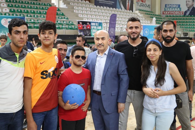 Mardin'de “Spor Aşkı Engel Tanımaz” projesiyle spor malzemesi dağıtıldı 