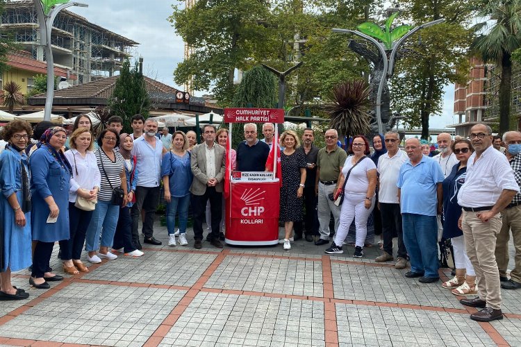 Rize'de CHP'liler Memişağa Parkı'nda aşure dağıttı