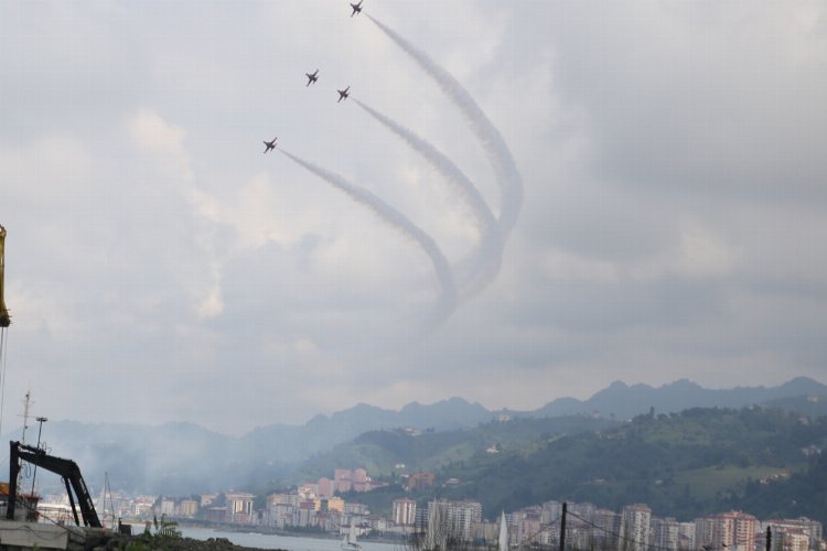 Rize'de Türk Yıldızları büyüledi