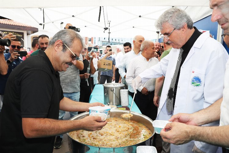 Sakarya'da Başkan Yüce, kazanın başından ikramda bulundu