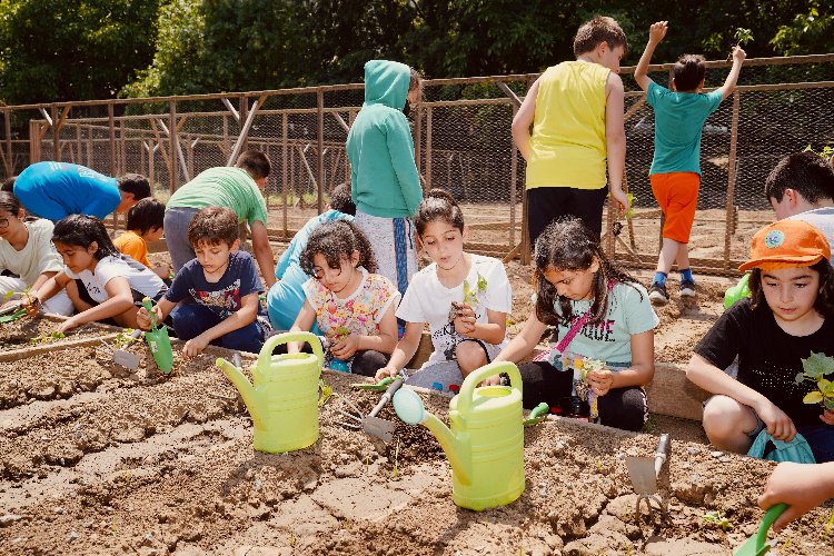 Üsküdar'da fideler toprakla buluştu 