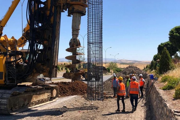 Adıyaman'da köprülü kavşak için ilk kepçe