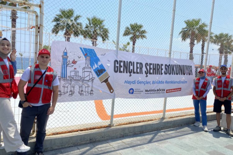 Antalya’da gençler kente renk kattı