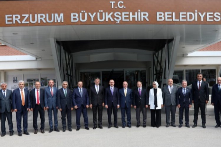 Bakan Muş’tan Başkan Sekmen’e övgü