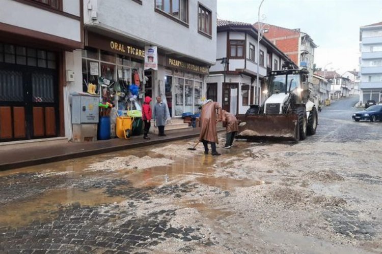 Bilecik Pazaryeri'nde yağış sonrası temizlik ekibi iş başında