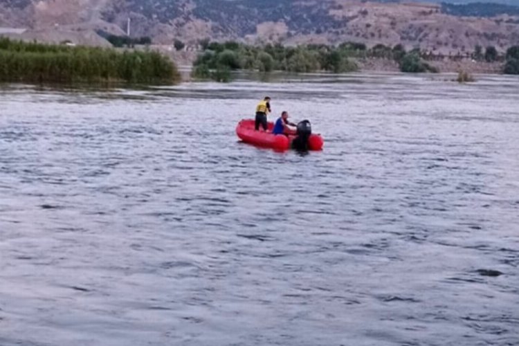 Bingöl'de nehirde mahsur kalan vatandaşları AFAD kurtardı