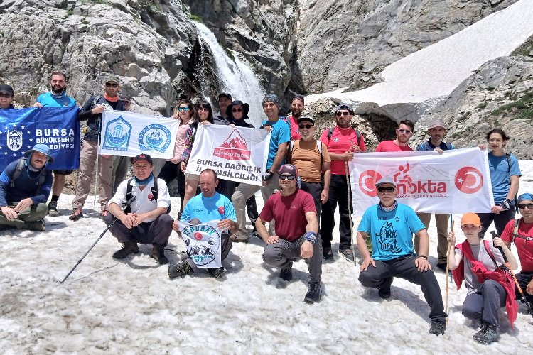 Bursa'da dağcılardan 'atıksız' yürüyüş