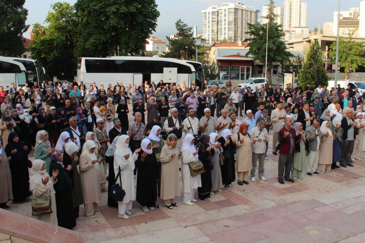 Hacı adayları Bilecik'ten dualarla uğurlandı