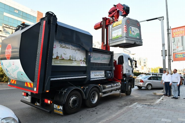 İzmir Çiğli'de çöp konteynerleri yenileniyor