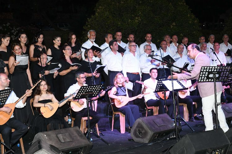 İzmir Karabağlar'da türkü dolu gece