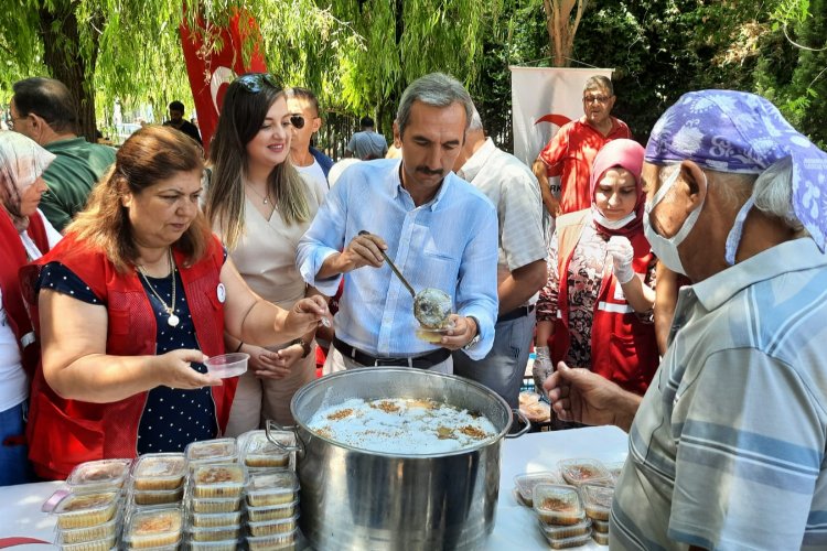 İzmir Urla'da Türk Kızılay'dan aşure ikramı